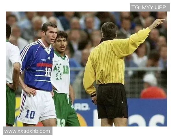 足球明星背后的戏剧人生与场上风采的精彩交织